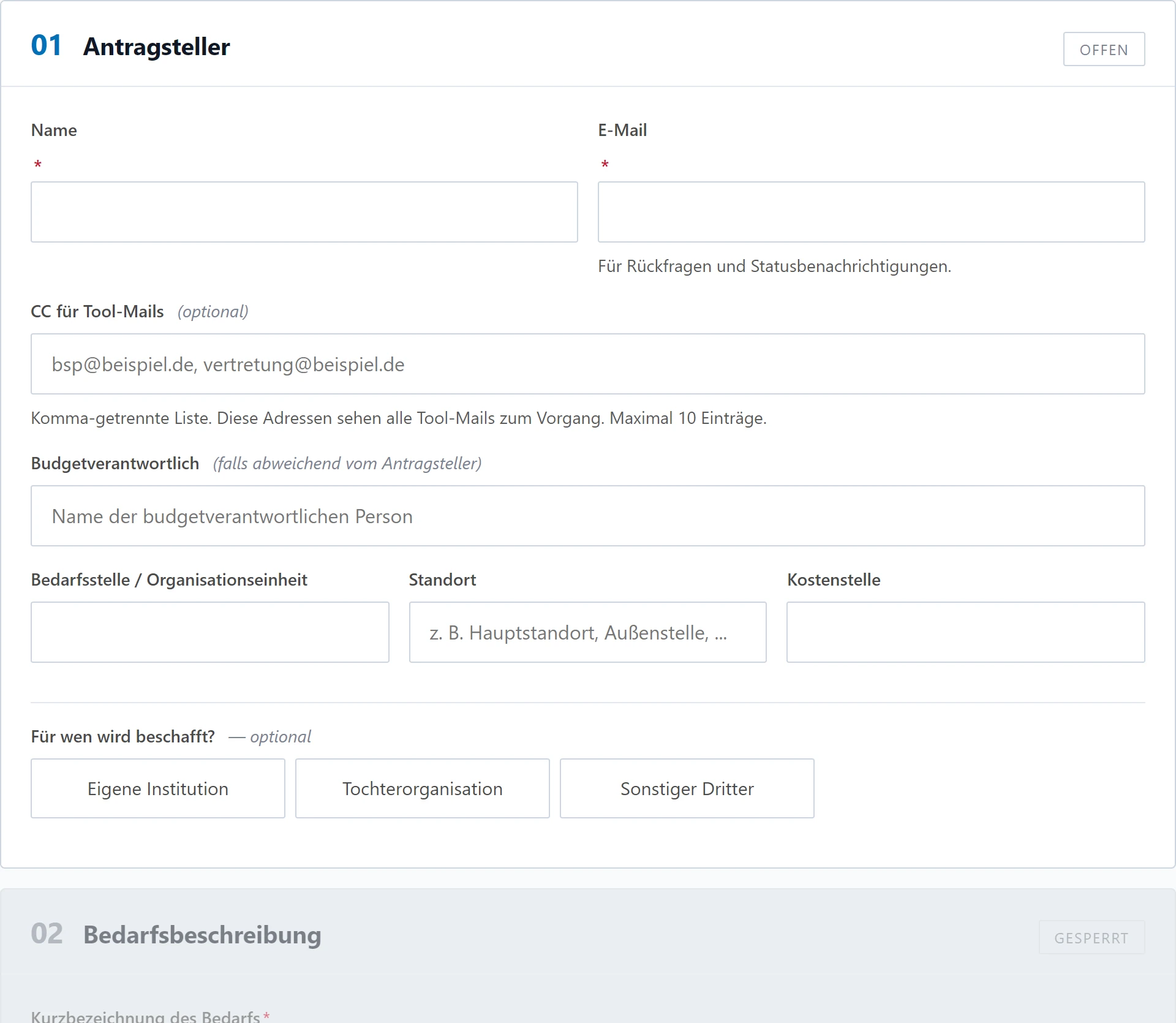 Ausschnitt des Beschaffungsantrags: Abschnitt 01 Antragsteller ist geöffnet und trägt die Kennzeichnung OFFEN, mit Feldern für Name, E-Mail, CC-Adressen, Budgetverantwortliche, Bedarfsstelle, Standort und Kostenstelle. Der darunterliegende Abschnitt 02 Bedarfsbeschreibung trägt die Kennzeichnung GESPERRT.